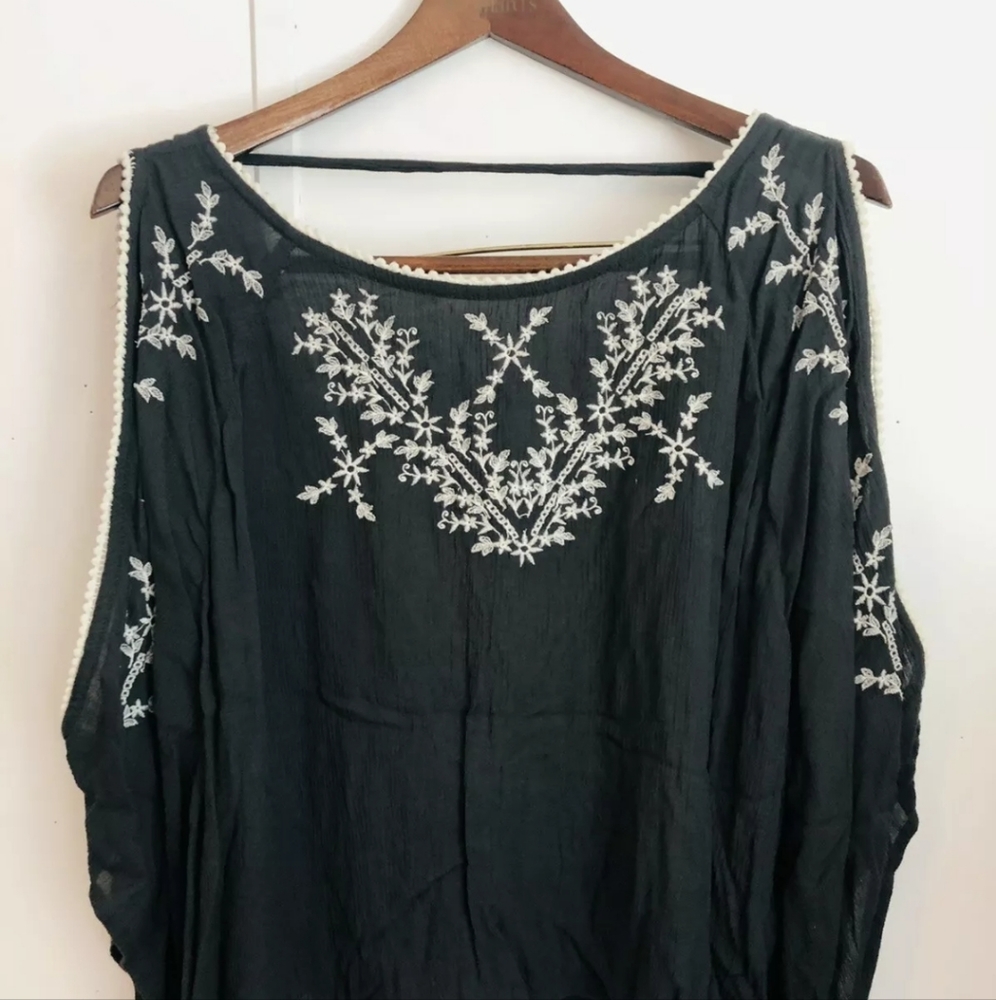 Hollister Cold shoulder blouse Gray w/embroidery Cute pom pom detail Sz L
